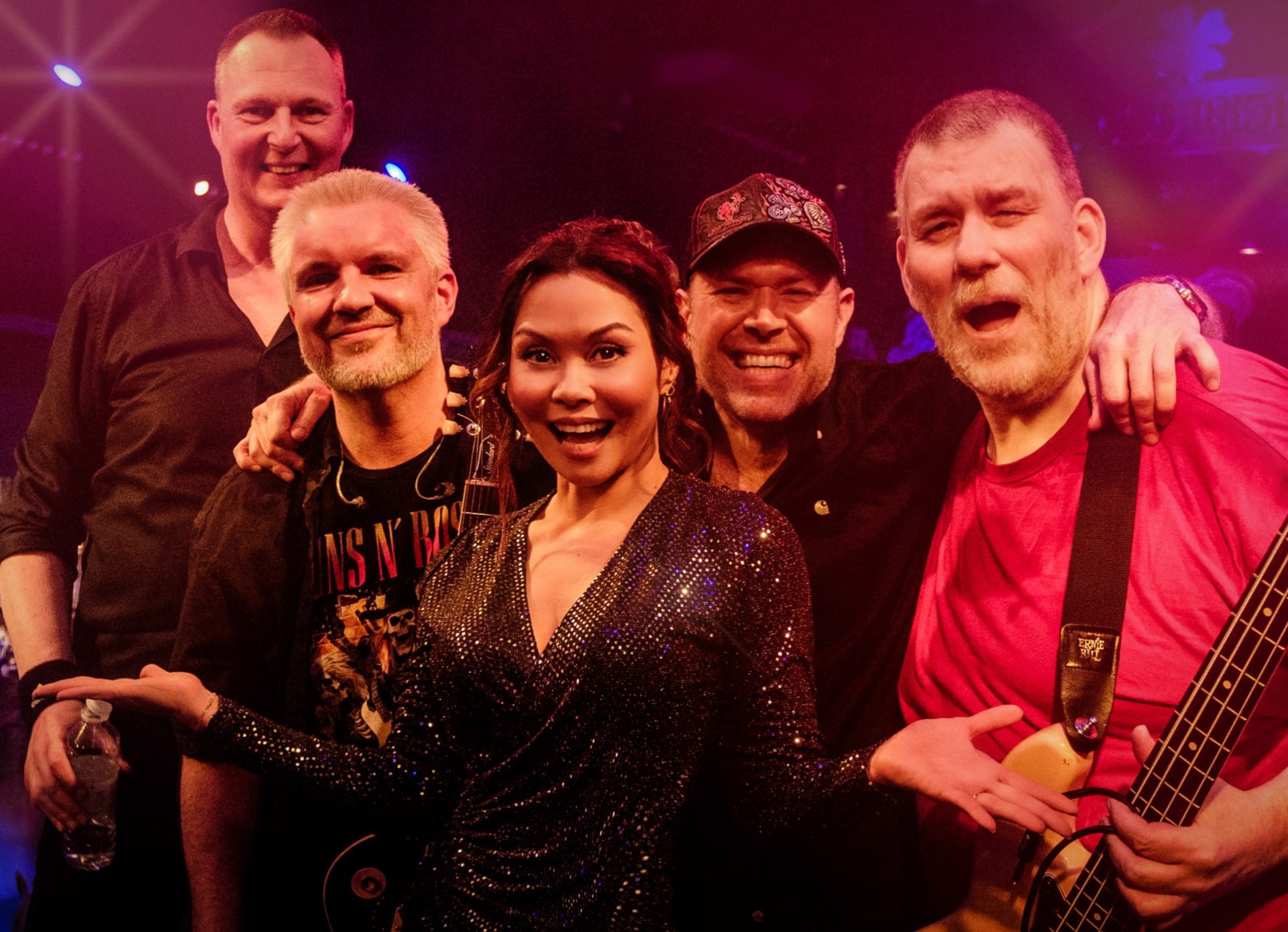 Book Banditz – et energisk festband med Christina Chanée i front. Pophits fra fem årtier får en rå, rockende kant til firmafest, festival og privatfest.